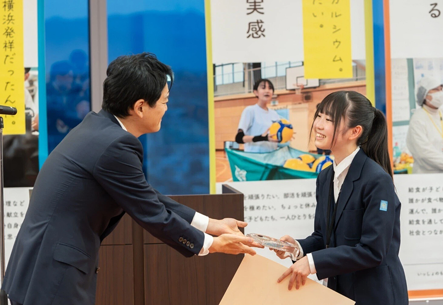 生徒たちそれぞれのストーリーで彩られた「給食」中学校給食メニューコンクール表彰式