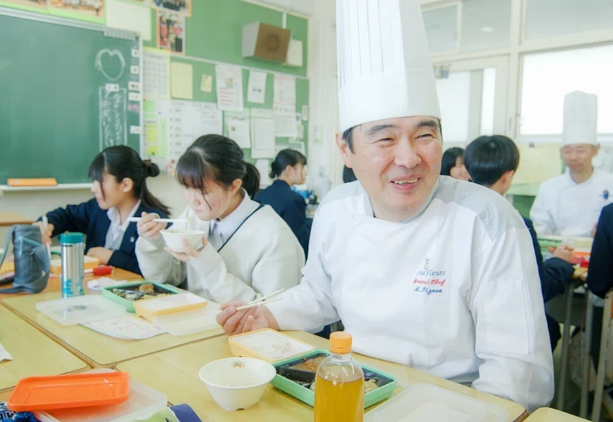 ３人のシェフが新羽中学校１年１組にやってきた！シェフ考案の「横濱開港菜のクラムチャウダー」の味は？